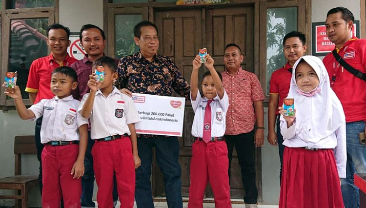 Pendistribusian bantuan susu dari Alfamart untuk anak-anak di Kecamatan Batangan, Pati, Senin (4/7/2022). (Foto: Alfamart for TIMES Indonesia)