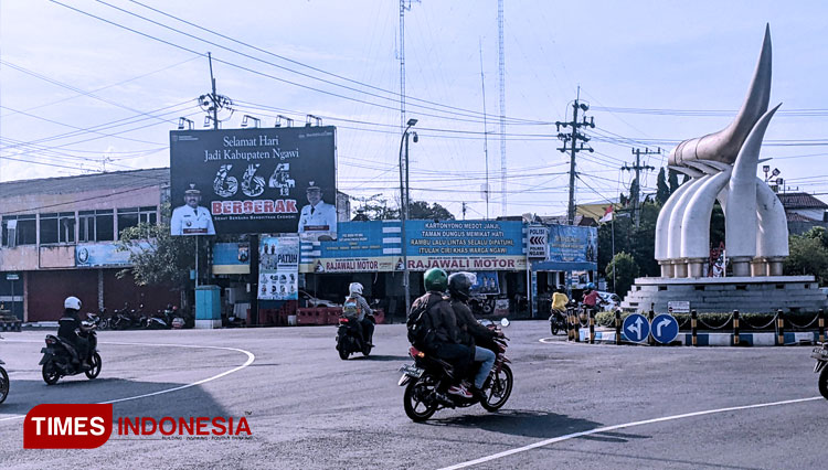 Baliho Hari Jadi Ngawi 664 tahun di perempatan Kartonyono. (FOTO: Miftakul/TIMES Indonesia)