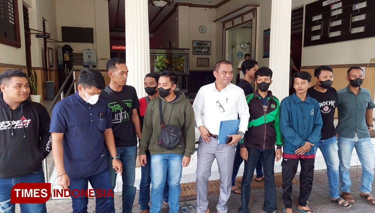 Belasan eks karyawan SPBU saat mengadu ke DPRD Kota Probolinggo.(Foto: Agus Purwoko/TIMES Indonesia)
