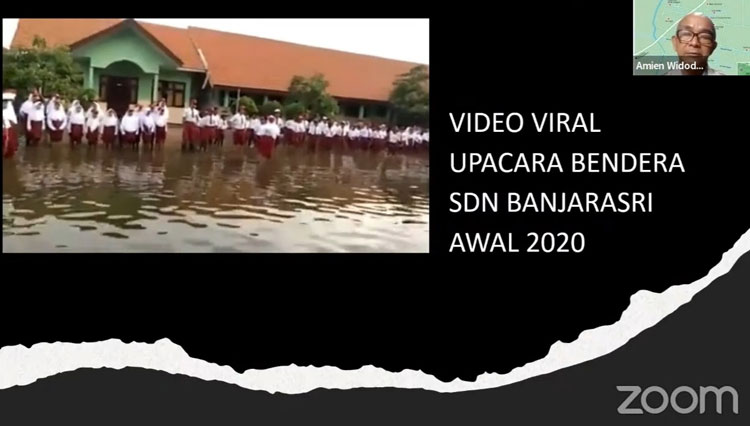 Video viral saat upacara di tengah genangan air di Sidoarjo, ditayangkan dalam dalam diskusi Gusdurian Peduli (foto: Tangkapan layar)Tangkapan layar materi diskusi penurunan tanah di Sidoarjo (foto: Tangkapan layar)