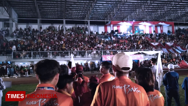 Kontingen Kota Batu mengikuti upacara penutupan Porprov Jatim VII di Stadion Semeru Kabupaten Lumajang. (FOTO: Muhammad Dhani Rahman/TIMES Indonesia)