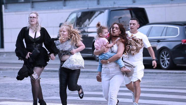 Orang-orang meninggalkan pusat perbelanjaan Field, setelah polisi Denmark mengatakan mereka menerima laporan penembakan, di Kopenhagen, Denmark, 3 Juli 2022. (FOTO: Reuters)