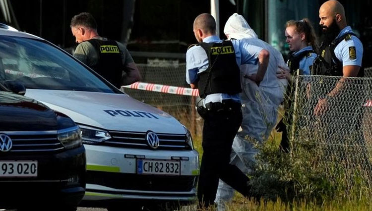 Polisi Kopenhagen, Denmark saat membawa tersangka sesaat setelah pria pelaku penembakan massal itu ditangkap. (FOTO: Deutsch Welle)