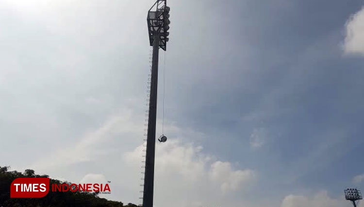 Jelang Kick Off Liga 1, Bola Lampu Stadion Brawijaya Kota Kediri Ditambah