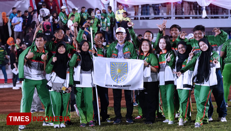 Kontingen Kota Probolinggo di acara penutupan Porprov 2022 di Stadion Semeru, Kabupaten Lumajang (foto: Ryan H/TIMES Indonesia)