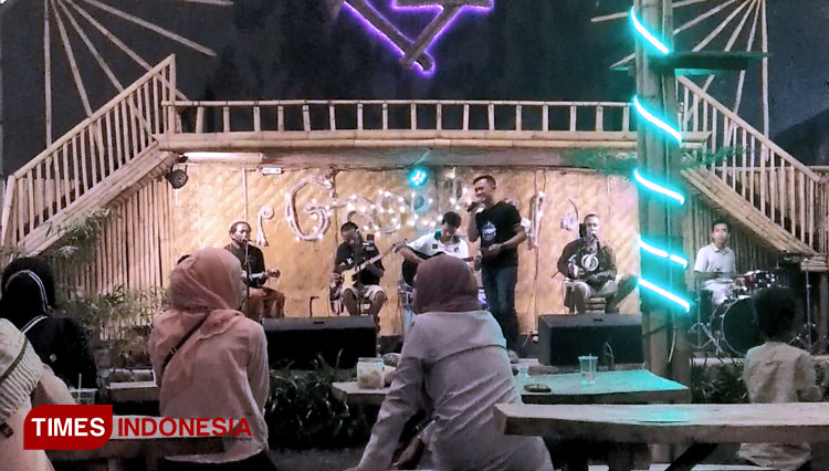 Nongkrong Asyik, Menikmati Musik Keroncong Koplak ala Gasebu Kota Probolinggo 