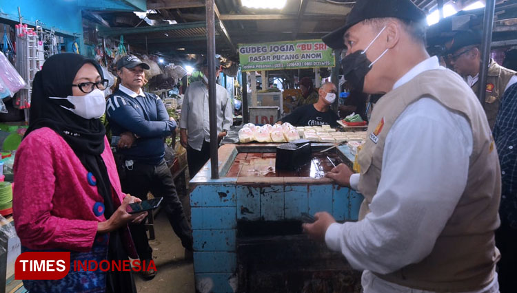 BHS saat meninjau langsung kondisi Pasar Pucang Surabaya, Selasa (5/7/2022). (Foto: Lely Yuana/TIMES Indonesia) 