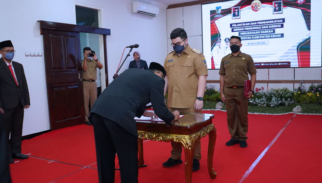 Foto A. Bupati Kediri saat mengawasi penandatangan dokumen oleh pejabat yang dilantik (Foto/Diskominfo Kabupaten Kediri)Foto B. Bupati Kediri bersama pejabat yang dilantik (Foto/Diskominfo Kabupaten Kediri)