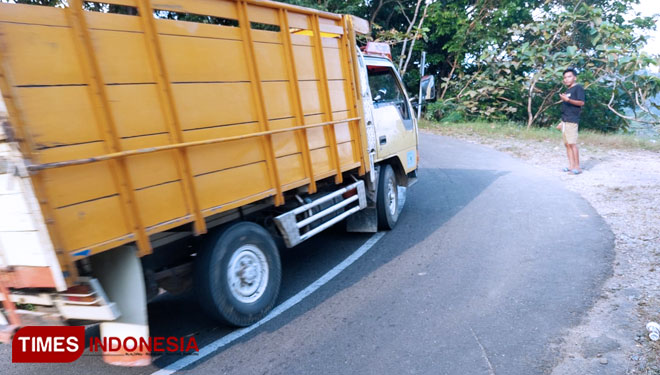 Jalan-Belok-Tajam-dan-Sempit-di-Pacitan-b.jpg