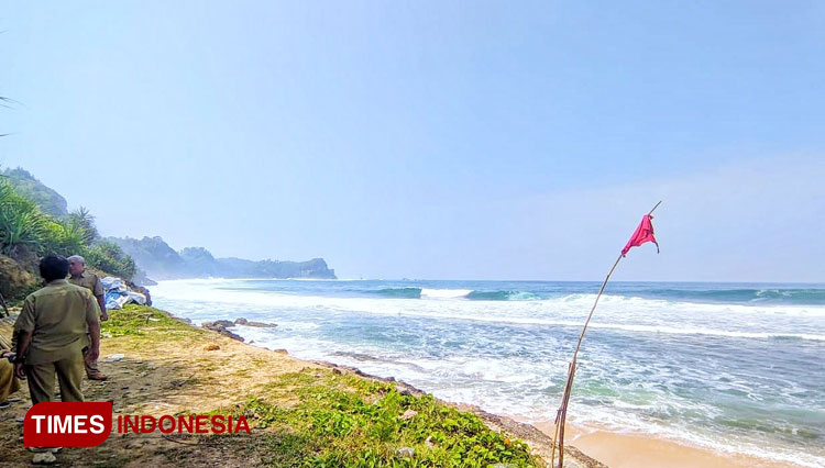 Kondisi pantai di ujung barat perbatasan Pacitan, Jatim-Wonogiri, Jateng. Saat ini sedang diperhatikan Pemkab Pacitan untuk dikelola dengan nama Pantai Nyawiji. (FOTO: Yusuf Arifai/TIMES Indonesia) 