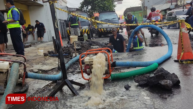 Pipa Jebol Bikin Macet di Ranugrati Kota Malang, Perumda Tugu Tirta Gerak Cepat Lakukan Perbaikan
