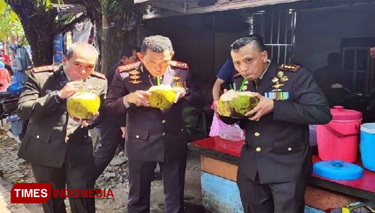 Usai hadiri Hari Bhayangkara ke 76 di Akpol Semarang, tiga komandan di Banyumas sempatkan minum degan bareng.(FOTO : Soekirno For TIMES Indonesia)
