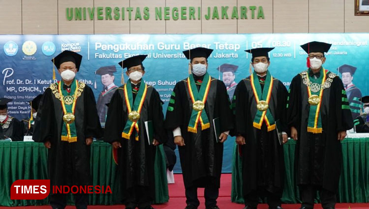 Rektor UNJ Bersama Sekretaris Senat UNJ dan 3 Guru Besar FE yang dikukuhkan Hari Ini. (FOTO: AJP TIMES Indonesia)
