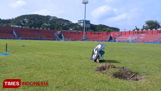 Pembenahan Rumput Stadion Brawijaya Hampir Usai