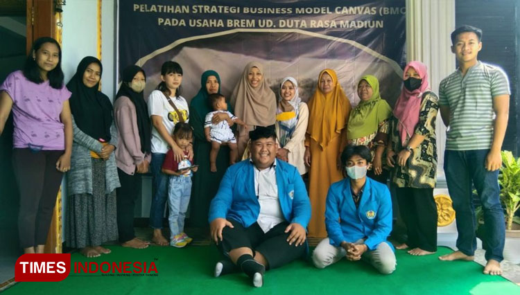 Tim Abdimas Prodi Ekonomi UNIPMA Madiun Beri Pelatihan Bisnis Model ...