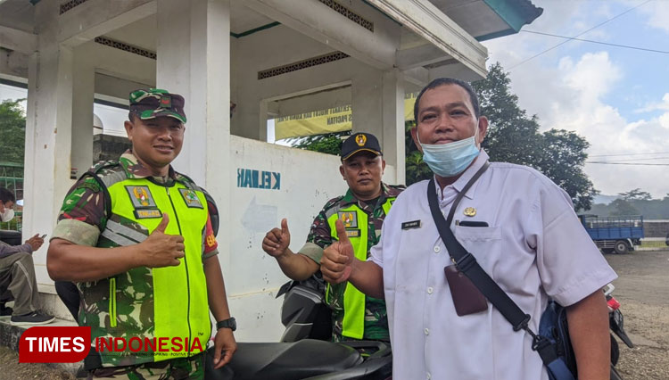 Kabid Peternakan dan Kesehatan Hewan DPKP Pacitan, Joko Rinanto usai melakukan cek kesehatan ternak di Pasar Pon, Rabu (6/7/2022). (FOTO: Yusuf Arifai/TIMES Indonesia)