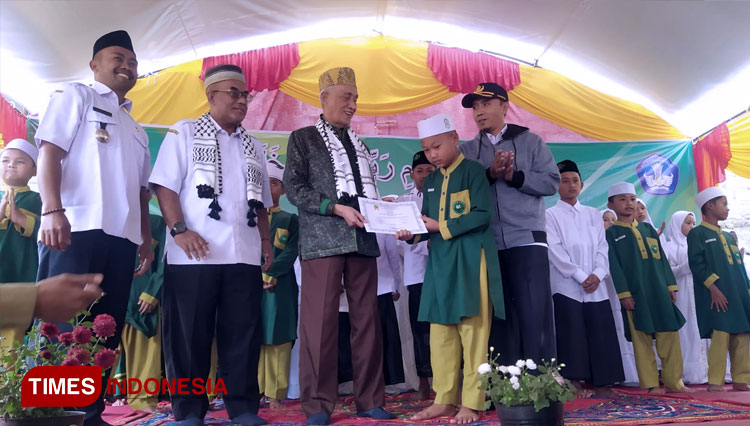 Bupati Bondowoso KH Salwa Arifin saat menghadiri wisuda tahfiz Al-Qur'an di SD Negeri Pedati Desa Kalisat Kecamatan Ijen (FOTO: Moh Bahri/TIMES Indonesia)