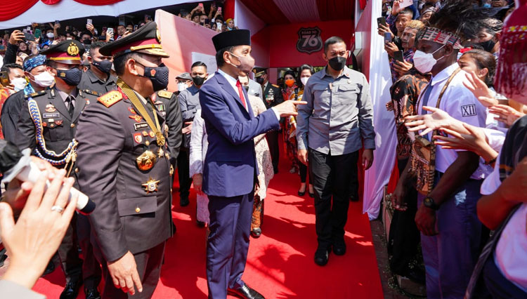 Kapolri Jenderal Listyo Sigit Prabowo dan Presiden Jokowi pada HUT ke-76 Bhayangkara di Semarang, Jawa Tengah. (FOTO: Mabes Polri)
