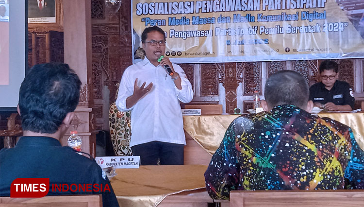 Komisioner Bawaslu Magetan, Muries Subiyantoro sebagai salah satu pemateri sosialisasi pengawasan partisipatif yang berlangsung di RM Harmadha Joglo, Rabu (6/7/2022). (FOTO: M Kilat Adinugroho/ TIMES Indonesia)