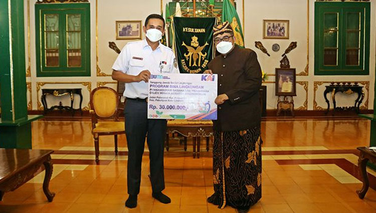 PT. KAI Daop 3 Cirebon berikan bantuan dana TJSL secara simbolis kepada Sultan Kacirebonan, Pangeran Abdul Ghani. (Foto/ Humas KAI Daop 3 Cirebon)