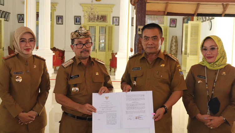 Pemerintah Kota Cirebon dan Pemerintah Kabupaten Cirebon tunjukan nota perjanjian kerjasama. (Foto. Humas Pemkot Cirebon)