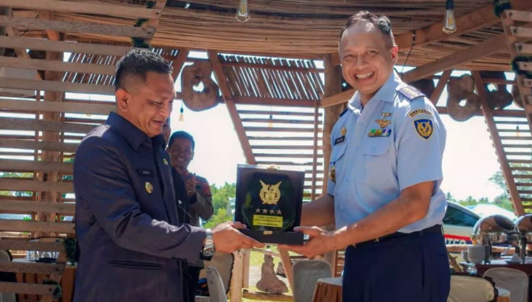 Pj Bupati Pulau Morotai, Muhammad Umar Ali saat menerima cendramata dari KASAU, Marsekal TNI Fadjar Prasetyo. Rabu, 6 Juli 2022. (Foto: Ailan For TIMES Indonesia).