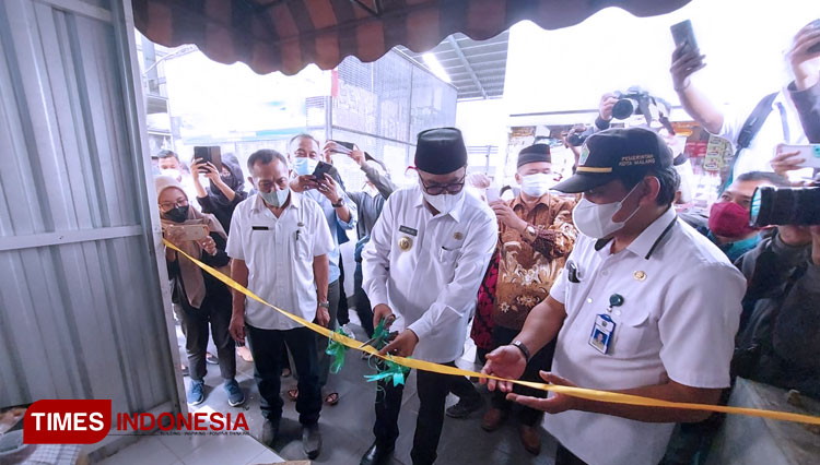 Wakil Wali Kota Malang, Sofyan Edi Jarwoko saat meresmikan UMKM Corner di Pasar Kasin, Rabu (6/7/2022). (FOTO: Rizky Kurniawan Pratama/TIMES Indonesia)