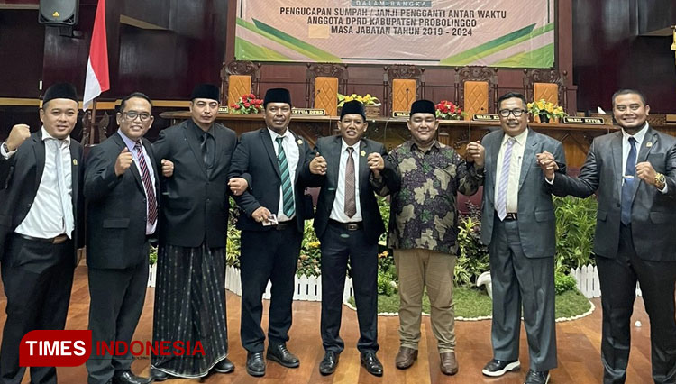 Usman Muhtadi (tengah), bersama sejumlah anggota DPRD Kabupaten Probolinggo usai pelantikan. (Foto: Abdul Jalil/TIMES Indonesia)