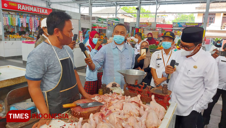 Wakil Wali Kota Malang, Sofyan Edi Jarwoko saat melakukan pengecekan harga komoditas pangan di Pasar Kasin, Rabu (6/7/2022). (Foto: Rizky Kurniawan Pratama/TIMES Indonesia)
