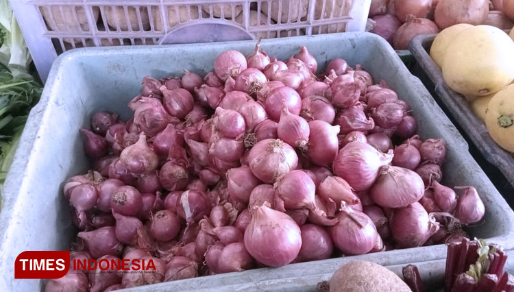 Bawang merah di salah satu kios pedagang di Pasar Besar Malang (FOTO: Firda Aulia Rachmasari/TIMES Indonesia)