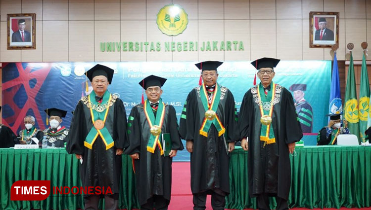Rektor dan Sekretaris Senat UNJ bersama Prof. Zid dan Prof. Tjipto. (FOTO: AJP TIMES Indonesia)