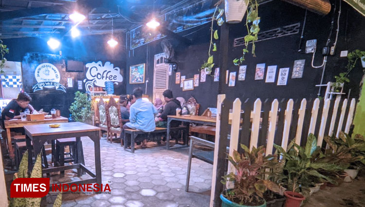 Pengunjung kafe D' Santri Coffe saat menikmati menu dan suasana kafe, di kafe D' Santri Coffe Penanggulan Pegandon Kendal, Kamis 07/7/2022 petang. (FOTO: Zamroni/TIMES Indonesia)
