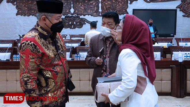 Ketua Umum Dewan Koperasi Indonesia (Dekopin) Sri Untari Bisowarno berbincang santai dengan Anggota Komisi XI DPR Prof Hendrawan Supratikno usai rapat - (FOTO: Sumitro/TIMES Indonesia)
