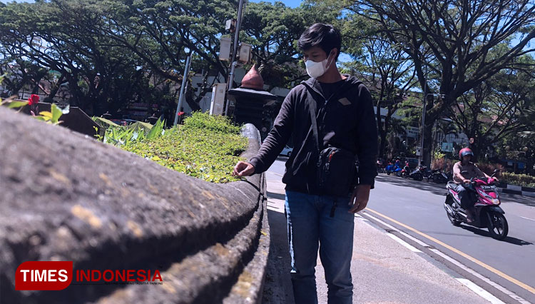 Tembok Alun-Alun Tugu Malang yang bakal segera dibongkar. (FOTO: Rizky Kurniawan Pratama/TIMES Indonesia)