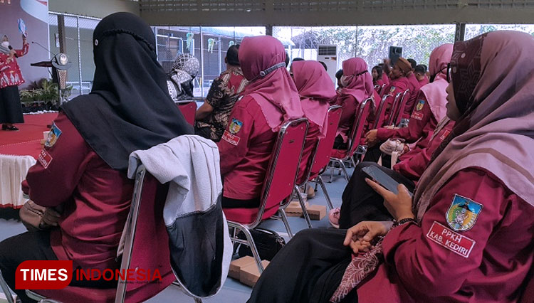 Para pendamping PKH saat mengikuti silahturahmi SDM PKH di Gedung Pemkab Kediri. (Foto: Yobby/TIMES Indonesia)