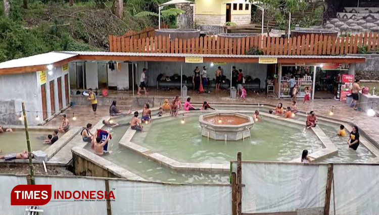 Kolam Air Panas Warga Padusan, Wisata Swadaya Masyarakat Desa Hutan di Mojokerto