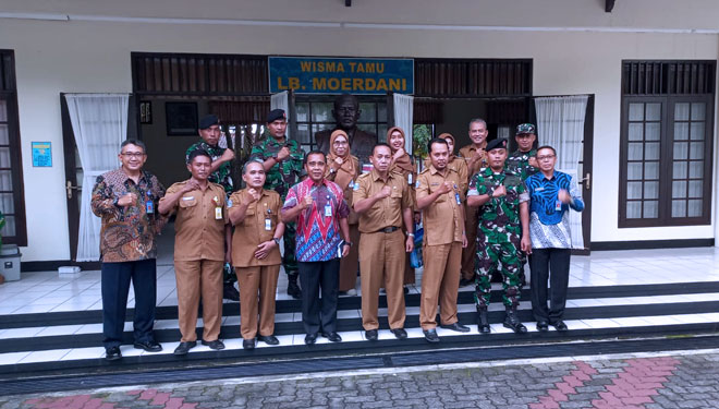 Kepala Sekolah, Tim Kurikulum dan Guru SMAN 1 Ngimbang usai mengikuti diklat di SMA Taruna Magelang Jawa Tengah, (Foto: Humas SMAN 1 Lamongan for TIMES Indonesia)