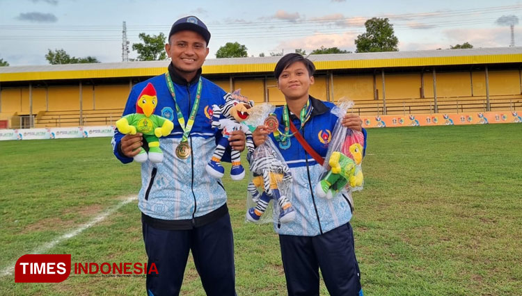 Striker Tim Sepakbola Putri Lamongan, Armita Dwi Oktaviani, menunjukkan medali yang diraih di Porprov Jatim 2022. (FOTO: Koni Lamongan for TIMES Indonesia)
