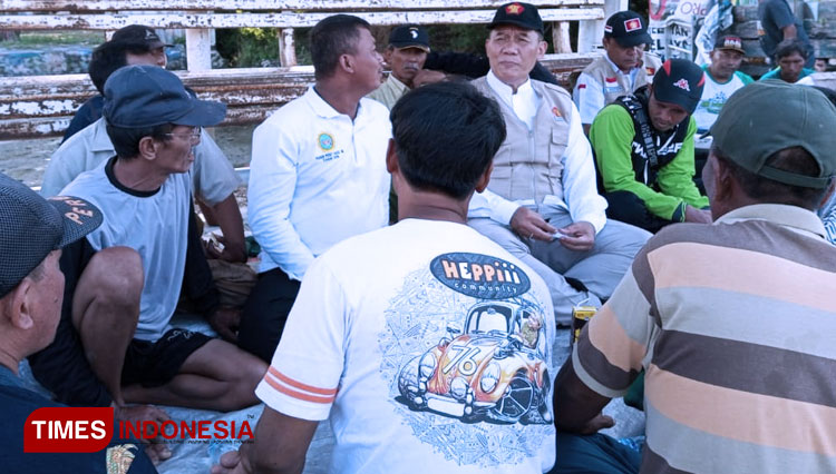 Ketua Harian Masyarakat Transportasi Indonesia (MTI) Jawa Timur, Ir Bambang Haryo Soekartono saat berdialog dengan nelayan pesisir Sidoarjo terkait sulitnya mendapatkan BBM subsidi jenis solar untuk kapal mereka. (foto: Rudi Mulya/TIMES Indonesia)