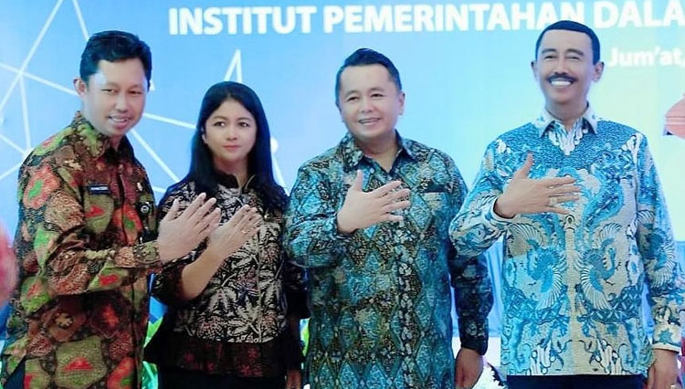 Rektor IPDN, Dr. Hadi Prabowo, M.M (kanan) saat penyerahan Laboratorium Program Studi Keuangan Publik di IPDN Kampus Jakarta.