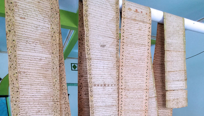 Upacara Buka Kitab Rambang Syeh Maulana Maghribi, Juru Kunci dan Kades Danaraja Riaji serta Gus Mujib (Foto Cahyo Nugroho For TIMES INDONESIA, )