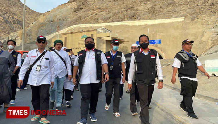 Amirul Hajj yang juga Menteri Agama RI (menag RI), Yaqut Cholil Qoumas berjalan kaki ke Mina untuk melaksanakan Jamarat, Sabtu (9/7/2022). (FOTO: Kemenag RI for TIMES Indonesia)