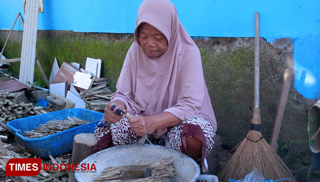 Pengrajin tusuk sate Majalengka.  (FOTO: Herik Diana/TIMES Indonesia) 