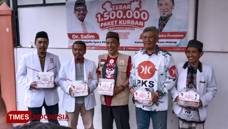 DPD PKS Kota Malang menyalurkan paket kurban untuk masyarakat. (FOTO: Naufal Ardiansyah/TIMES Indonesia)