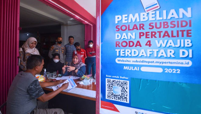 Petugas Pertamina menyosialisasikan aktivasi pendaftaran pembelian BBM bersubsidi kepada pengendara di SPBU Kota Padangpanjang, Sumatera Barat, Jumat (1/7/2022). (ANTARA FOTO/Iggoy el Fitra)