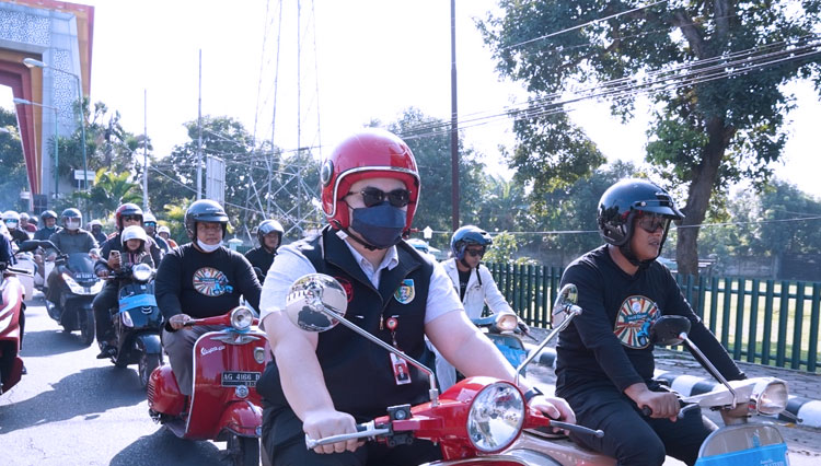 Rolling Thunder Bupati Kediri-Wali Kota Bersama Skuteris Kediri Raya Berlangsung Guyub