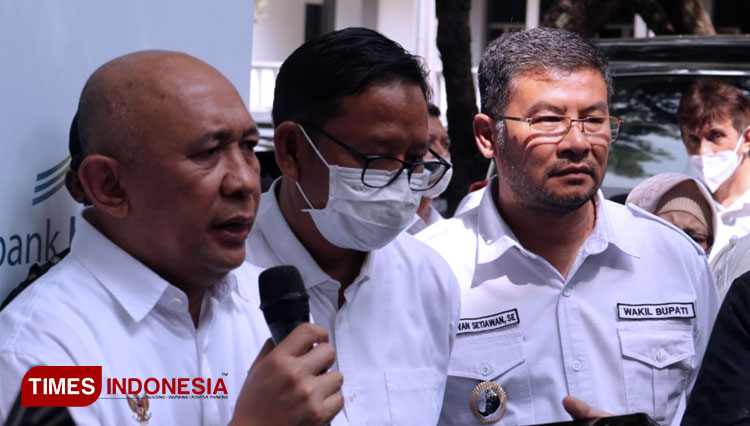 Menkop UKM, Teten Masduki didampingi Dr. (HC) Burhanudin Abdullah dan Wakil Bupati (Wabup) Erwan Setiawan di Kampus Ikopin University Jatinangor Sumedang Jabar, Selasa (12/7/2022). (FOTO: Alan Dahlan/TIMES Indonesia)