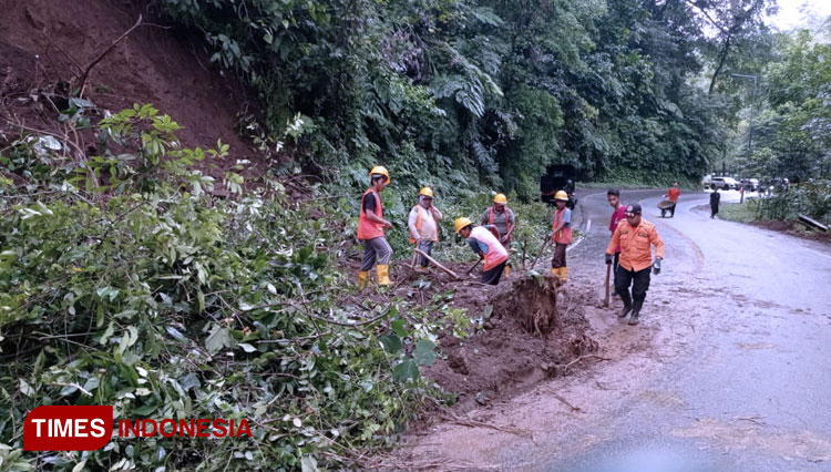 Gumitir Longsor, Jalur Banyuwangi - Jember Berlakukan Sistem Buka Tutup Jalan