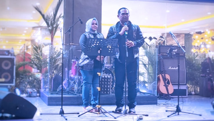 Kombes Pol Hari Brata beserta istri di acara pisah sambut Direktur Reserse Kriminal Umum (Dirreskrimum) Polda NTB di Restaurant Sasaku, Lombok Barat, Senin (11/7/2022) malam. (FOTO: Bid Humas Polda NTB)