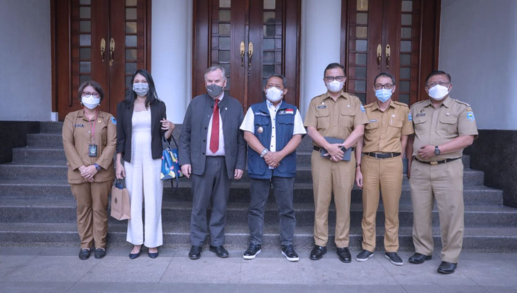 Wali Kota Bandung Yana Mulyana menerima audiensi bersama perwakilan dari Lancaster University di Balai Kota Bandung, Selasa (12/7/2022). (Foto: Diskominfo for TIMES Indonesia)